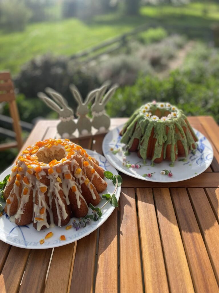 Babki wielkanocne pięknie przystrojone. Zielona ze szpinakiem i pomarańczowa ze skórką pomarańczową.