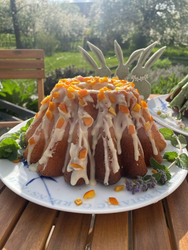 Skórka pomarańczowa własnej roboty na wielkanocnej babce to smak i dekoracja jednocześnie.