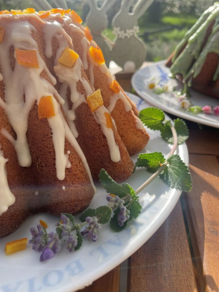 Dekoracje babek wielkanocnych prosto z ogrodu. Kocimiętka i stokrotki. Prosto i pięknie. No i oczywiście skórka pomarańczowa.