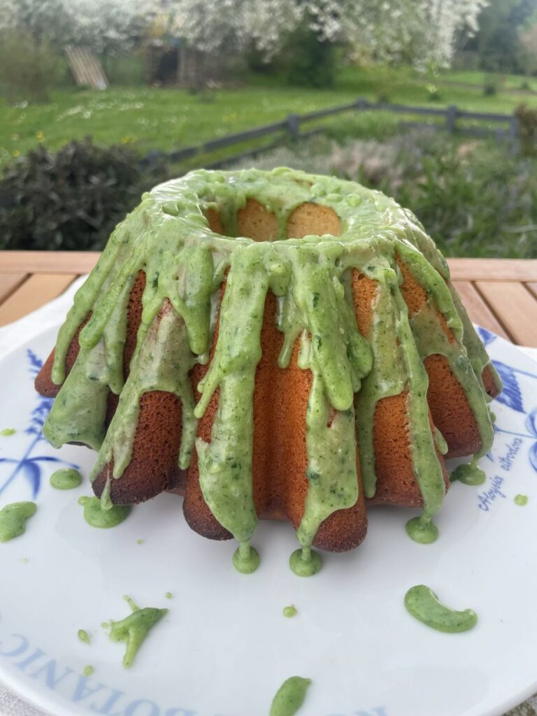 Baba wielkanocna z zieloną polewą prosto z natury i ...szpinaku:)