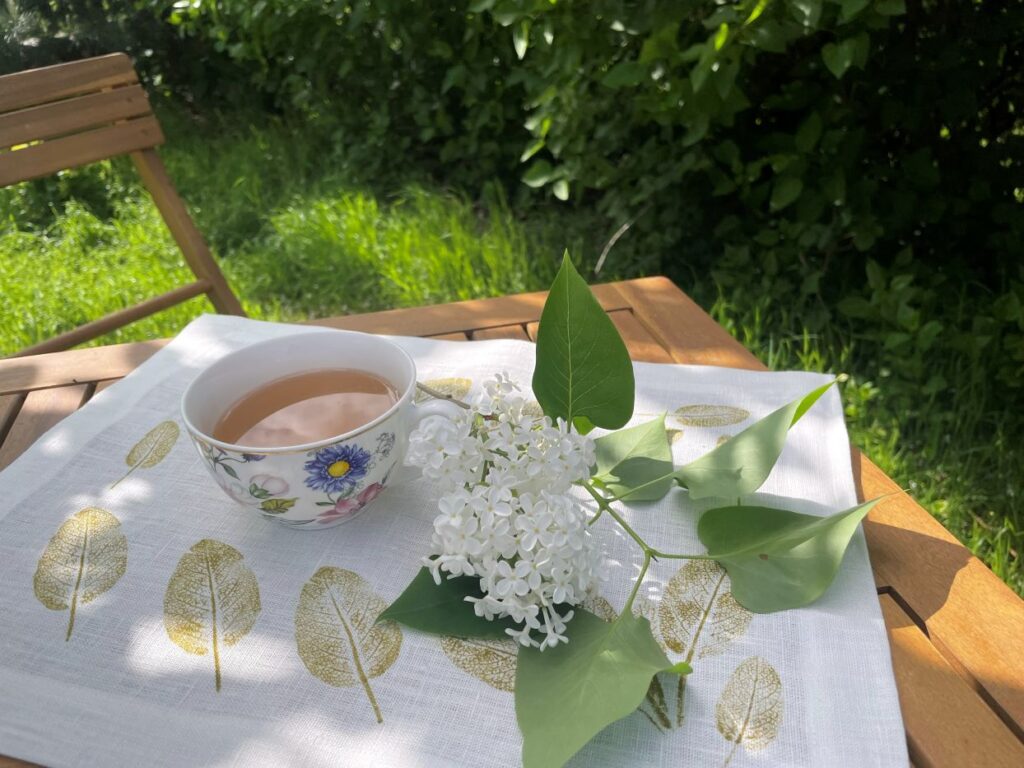 Herbatka z kwiatów lilaka. Z czasem, gdy susz poleżakuje napar będzie coraz mocniejszy i ciemniejszy.